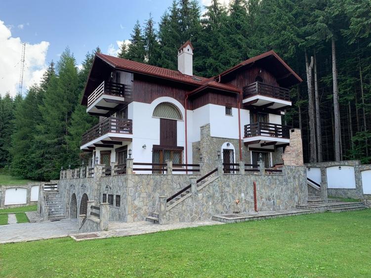 Casă individuală cu 6 camere cu Teren 900 Mp în Sud