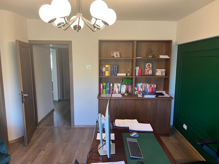 Apartament cu 4 camere semidecomandat, mobilat în P-ța Unirii