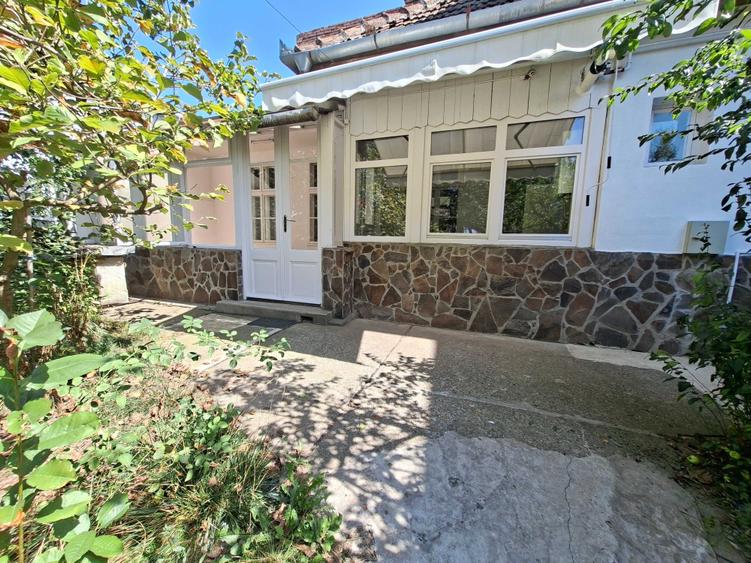 Casă cu 2 camere semidecomandat cu Teren 200 Mp în Central