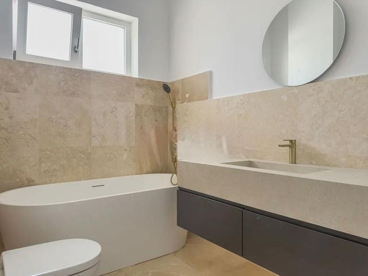Apartament cu 3 camere decomandat în Petrești