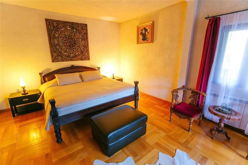 Casă cu 8 camere cu Teren 1000 Mp în Moroieni
