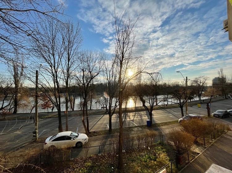 Apartament cu 4 camere decomandat în Băneasa