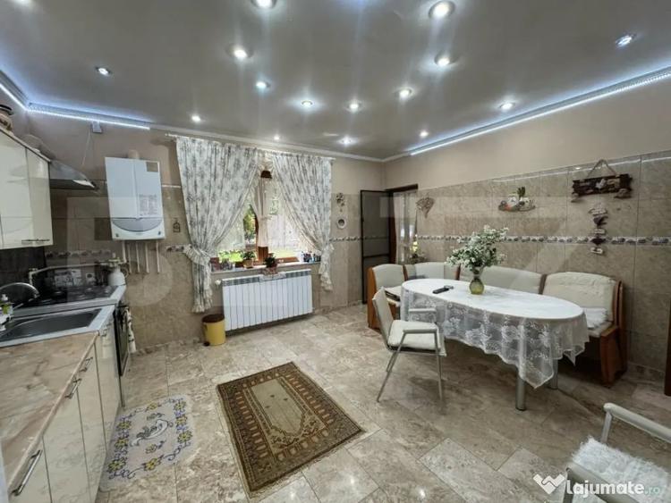 Casă cu 9 camere cu Teren 303 Mp în Central