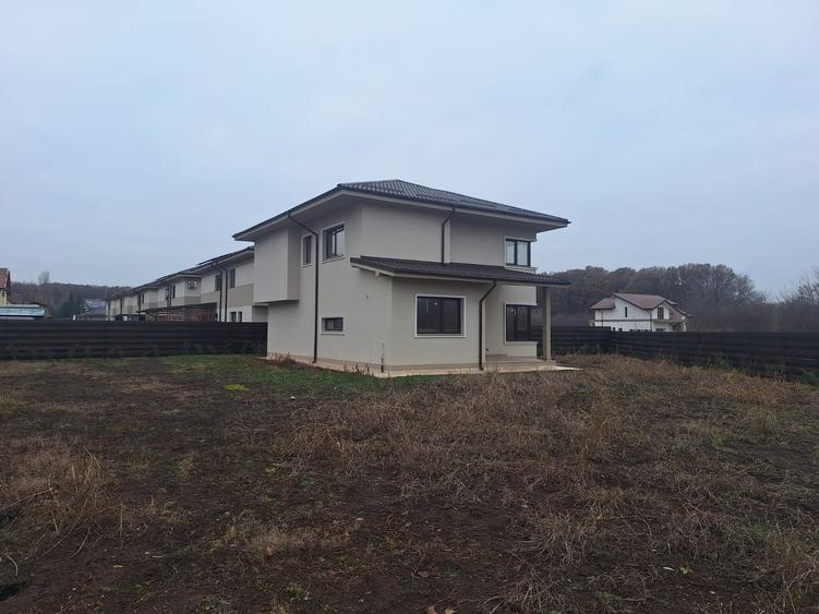 Casă individuală cu 5 camere cu Canalizare în Corbeanca