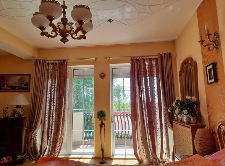 Casă cu 7 camere cu Teren 970 Mp în 1 Decembrie