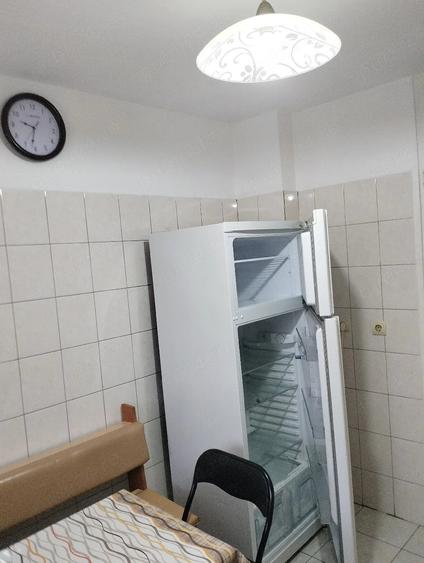 Apartament cu 3 camere semidecomandat în Rahova