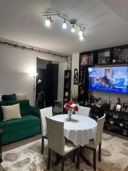 Apartament cu 3 camere decomandat în Roșu