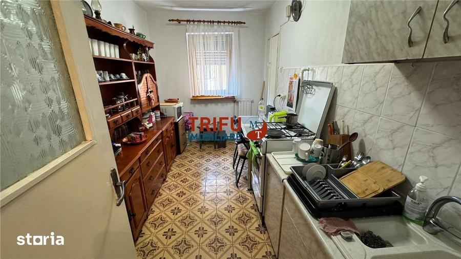 Apartament cu 3 camere semidecomandat în Cetate