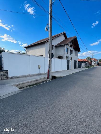 Casă cu 6 camere cu Teren 370 Mp în Haieu
