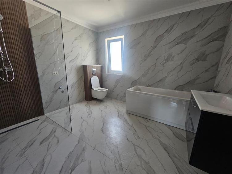 Duplex cu 4 camere cu Canalizare în Ipotești