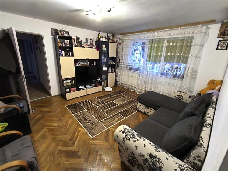 Apartament cu 3 camere semidecomandat, mobilat în Micro 3