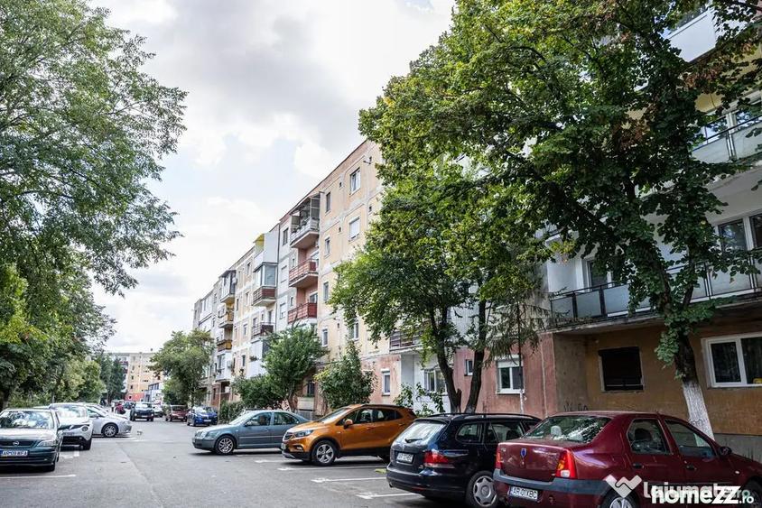 Apartament cu 2 camere semidecomandat, mobilat în Miorița