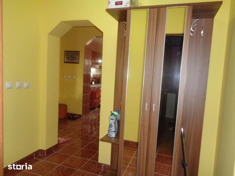 Apartament cu 3 camere decomandat în Bujac