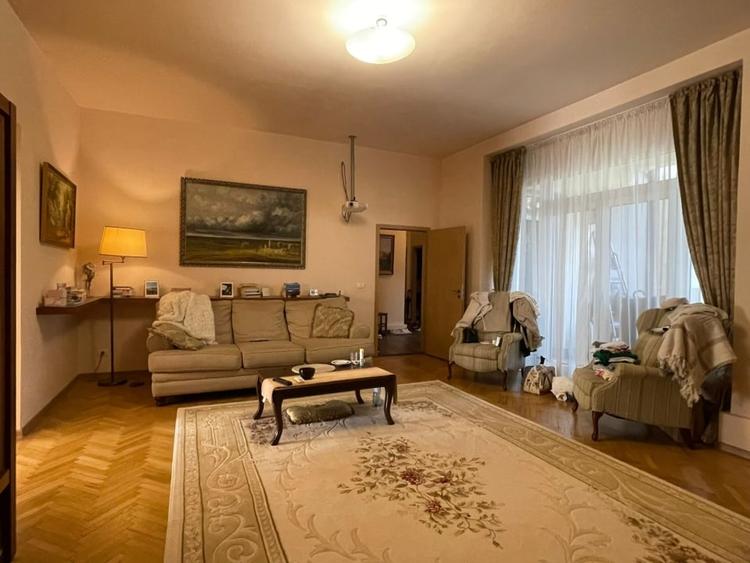Apartament cu 5 camere decomandat, mobilat în Punctele Cardinale