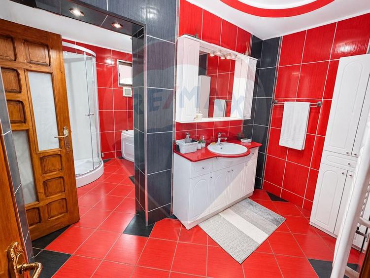 Casă individuală cu 11 camere cu Teren 1010 Mp în Periș