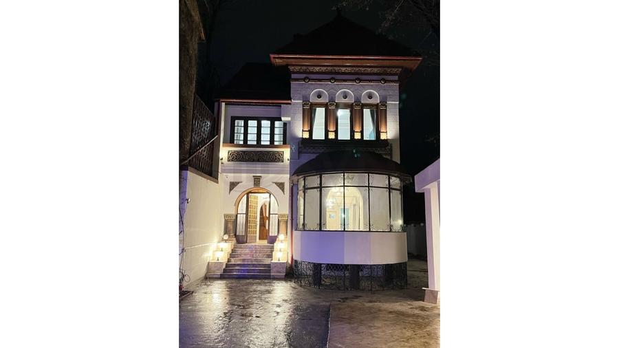 Casă individuală cu 10 camere cu Canalizare în Banu Manta