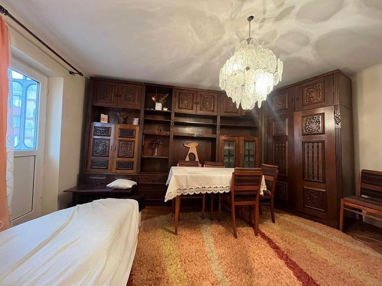 Apartament cu 4 camere decomandat în Central