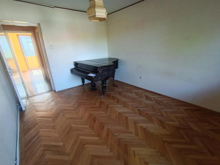Apartament cu 4 camere decomandat în Săsar