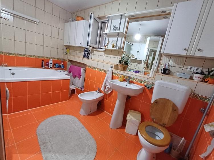 Ofer spre vanzare casa cu 3 apartamente - 2