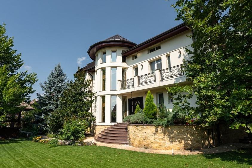 Casă individuală cu 9 camere cu Canalizare în Băneasa