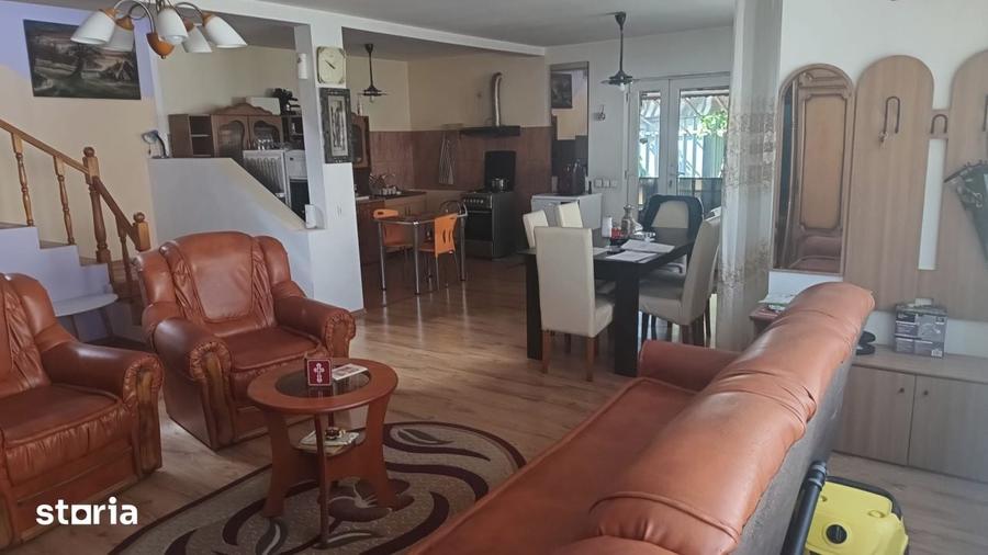 Casă cu 5 camere cu Teren 250 Mp în Cernele