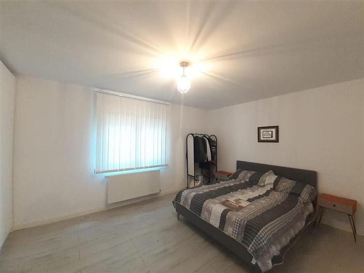 Casă cu 5 camere cu Teren 400 Mp în Lețcani