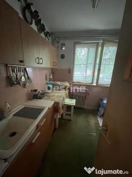 Apartament cu 3 camere semidecomandat în Giulești