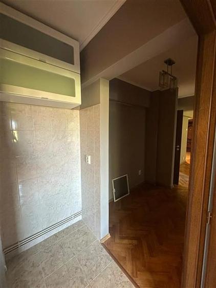 Apartament cu 3 camere semidecomandat în Piața Unirii
