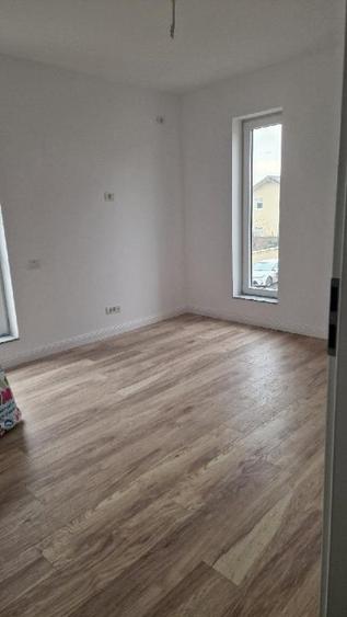 Duplex cu 4 camere cu Canalizare în Central
