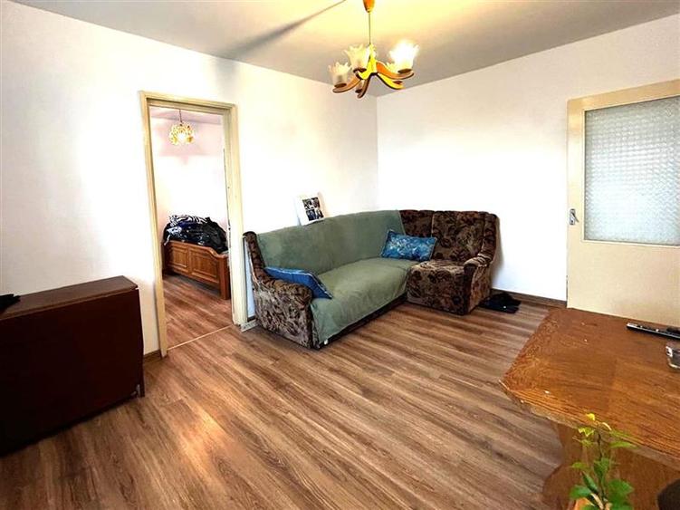 Apartament cu 3 camere nedecomandat în Milcov
