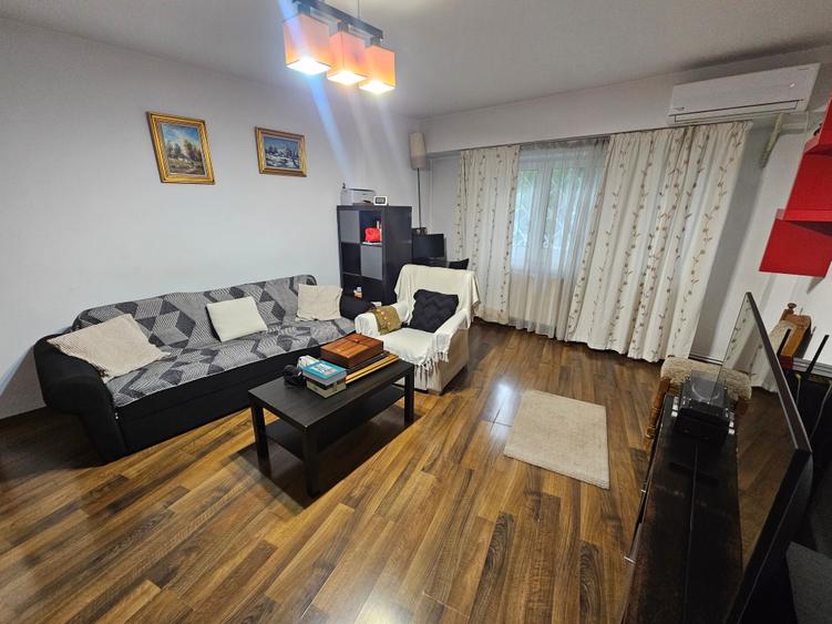 Apartament cu 3 camere semidecomandat în Drumul Sării