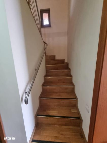 Casă cu 5 camere cu Teren 1790 Mp în Est