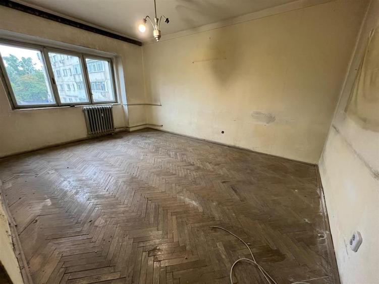 Apartament cu 3 camere decomandat în Podu Roș