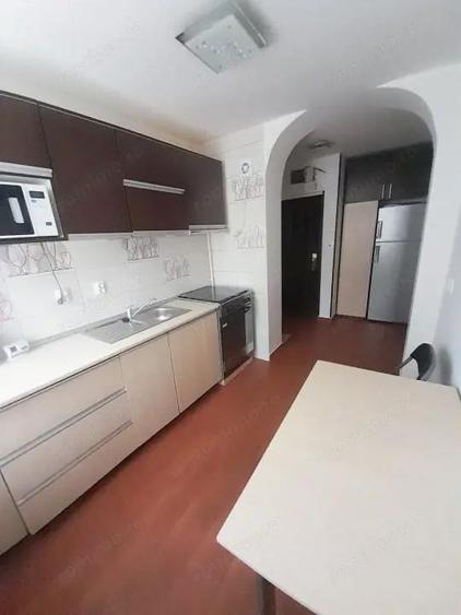 Apartament cu 3 camere semidecomandat în Calea București