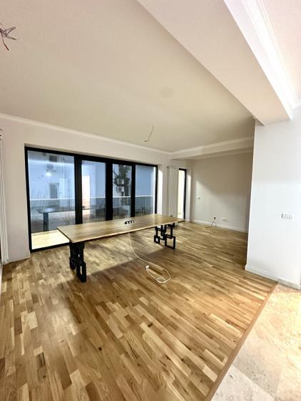 Apartament cu 3 camere semidecomandat în Barbu Văcărescu