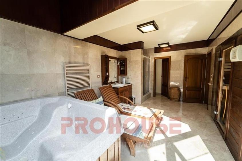 Casă individuală cu 10 camere cu Teren 550 Mp în Ultracentral