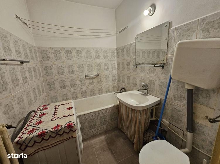 Apartament cu 3 camere semidecomandat în Giulești