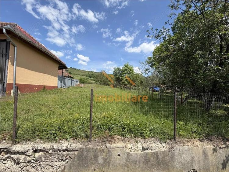 Teren de 1200 mp, în Roșia