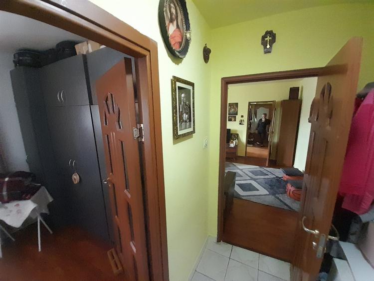 Apartament cu 3 camere semidecomandat, mobilat în Independenței
