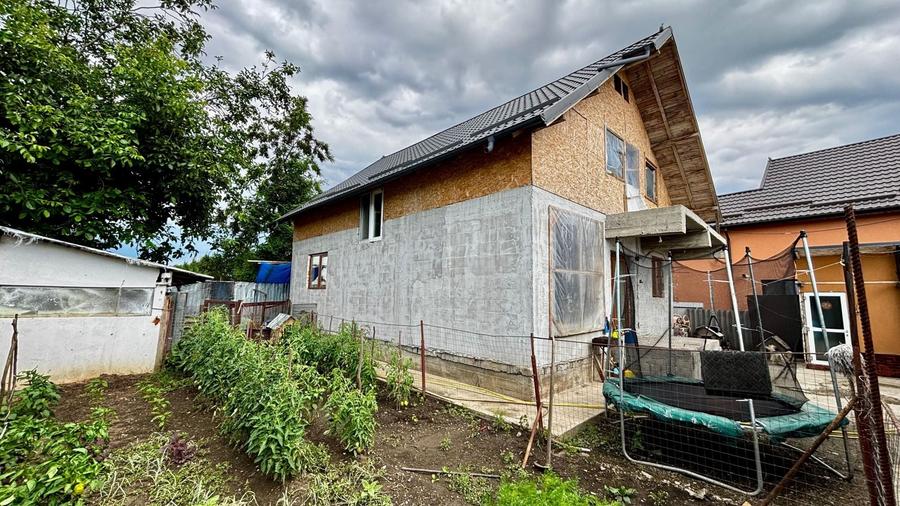 Casă individuală cu 9 camere cu Canalizare în Brătășanca