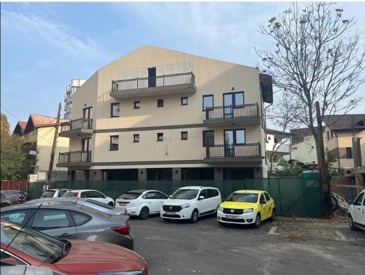 Casă individuală cu 13 camere cu Canalizare în Vitan Mall