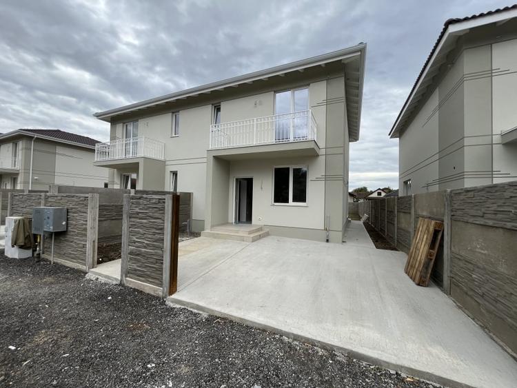 Duplex cu 4 camere cu Canalizare în Exterior Vest