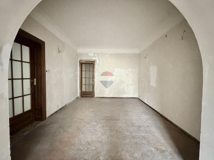 Apartament cu 3 camere semidecomandat în P-ța Romană