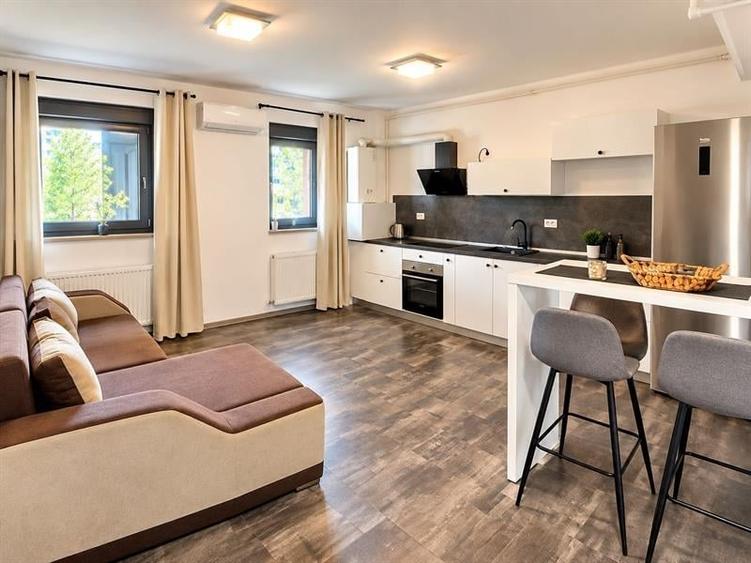 Apartament cu 2 camere decomandat în 1 Mai