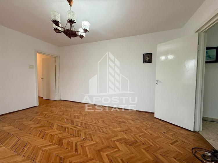 Apartament cu 4 camere semidecomandat, mobilat în Gheorghe Lazăr