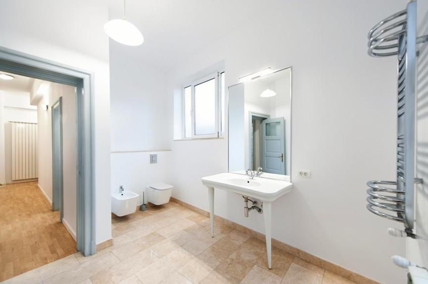 Apartament cu 4 camere decomandat în Kiseleff