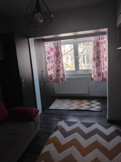 Apartament cu 3 camere decomandat, mobilat în Casa de Cultură