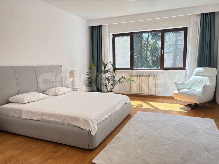 Apartament cu 4 camere decomandat în Kiseleff