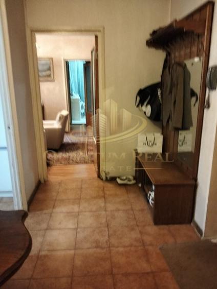 Apartament cu 3 camere semidecomandat în Moșilor