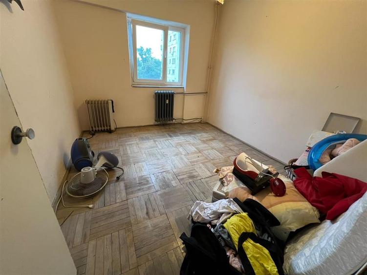 Apartament cu 3 camere decomandat în Podu Roș